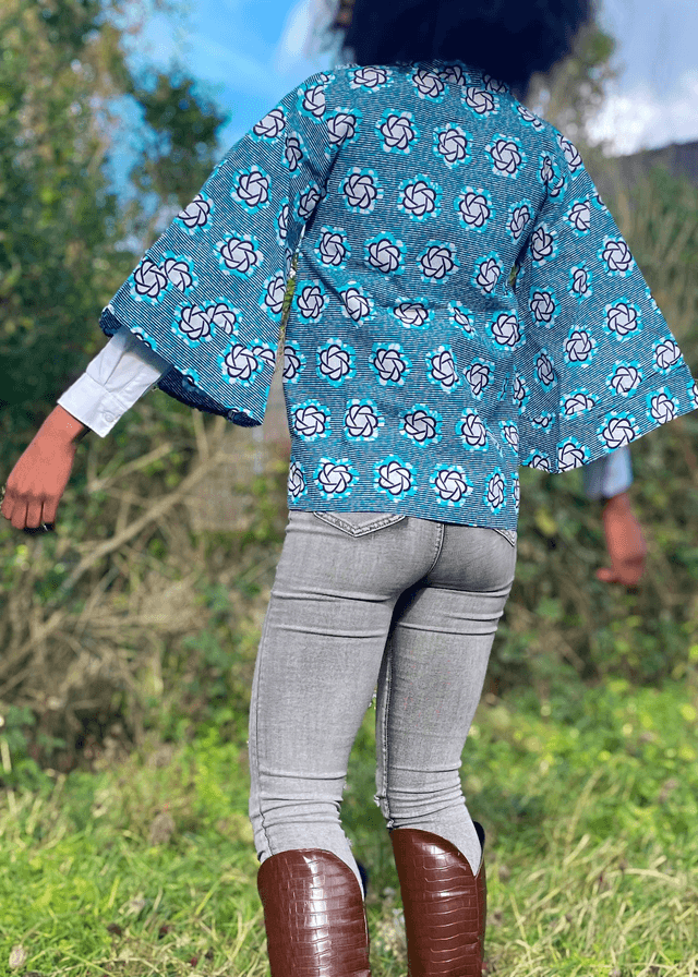 Poncho à motifs bleus et blancs